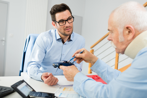 Fatal car accident lawyer giving a free consultation to an accident victim.