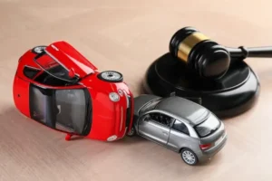 rideshare accident lawyer icon with gavel and miniature cares
