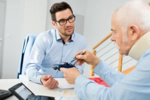Fatal car accident lawyer giving a free consultation to an accident victim.